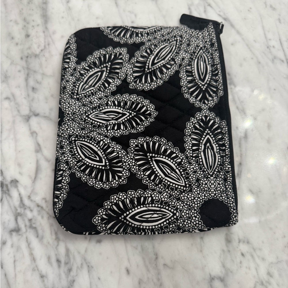 NEW Vera Bradley Black and White Quilted Paisley Makeup Bag - Picture 2 of 4